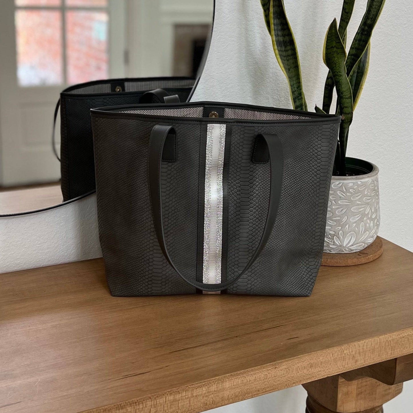 kira Tote.
